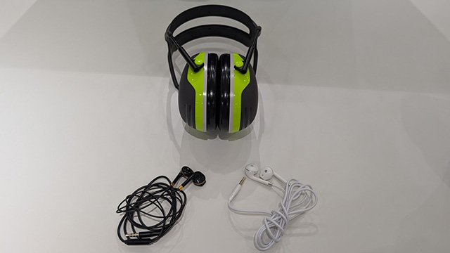 イヤーマフとイヤホン